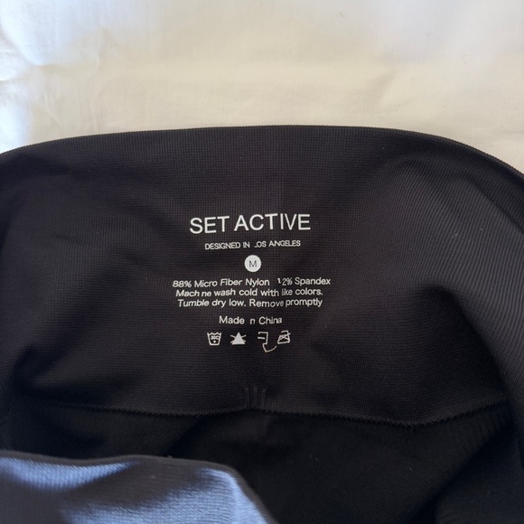 Set Active Sculptflex Leggings in Onyx. Size Medium - Picture 5 of 8